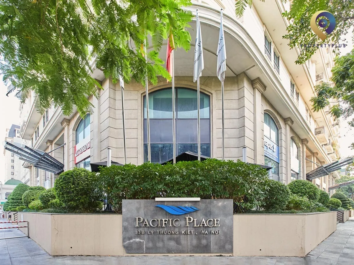 Biển tên tòa nhà Pacific Place tại mặt ngoài.